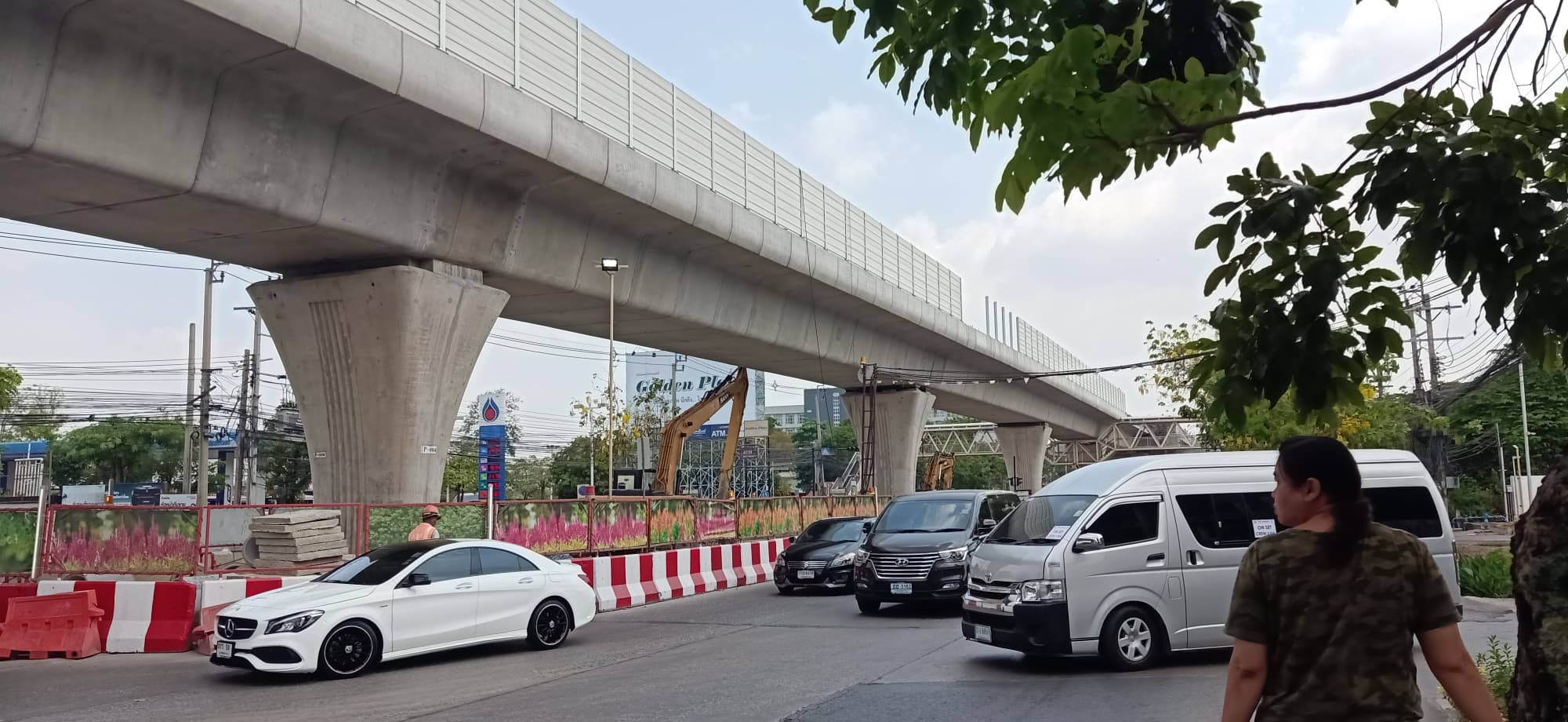 ทางของรถไฟฟ้าสายสีส้มช่วงก่อนถึงสถานีสัมมากร